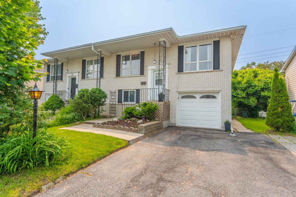 Kanata 10 Piper Crescent. Ottawa Realtor, Anna Alemi Real Estate Team. Front view of a semi-detached home in Kanata, featured in Ottawa real estate listings by the Anna Alemi Real Estate Team.