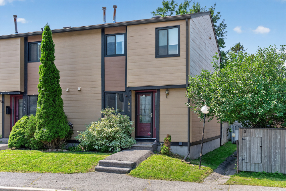 End-unit townhome with private entrance and landscaped front yard in Convent Glen North, Orléans.