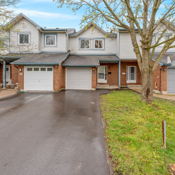 Anna Alemi Real Estate Team – 10 Piper Crescent Kanata 10 Piper Crescent. Ottawa Realtor, Anna Alemi Real Estate Team. Front view of a semi-detached home in Kanata, featured in Ottawa real estate listings by the Anna Alemi Real Estate Team.